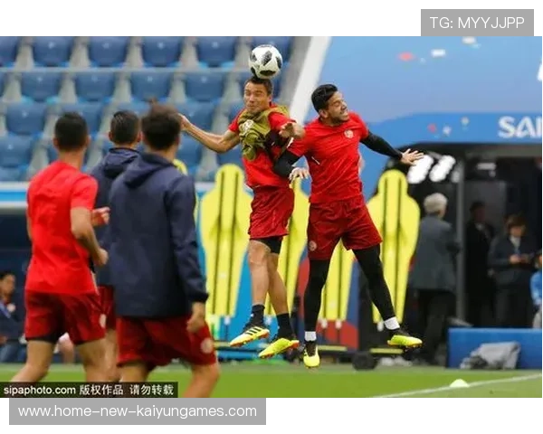 中场直塞+插上头球:默契配合为球队带来关键三分 中场直塞+插上头球:默契配合为球队带来关键三分